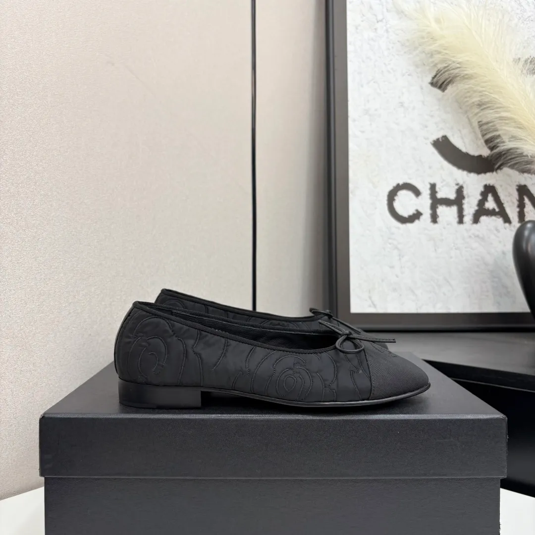 👟👟Ex-factory price 540👟👟 25Fw early spring latest color Chanel Xiaoxiang bow ballet flat shoes Believe me, this is a pair of ballet shoes that can take you to good places🩰 Upper: original lace mesh inner lining: no lining Sole: Italian genuine leather outsole Size: 34-41 regular size (34.40.41 customization is not returnable)
